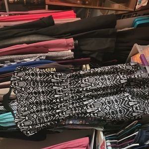 Casual short sleeve black and white pattern dress, size Large